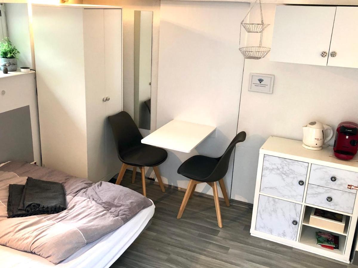 Modernes Zimmer Mit Kuechenzeile Und Bad Denkte Eksteriør bilde