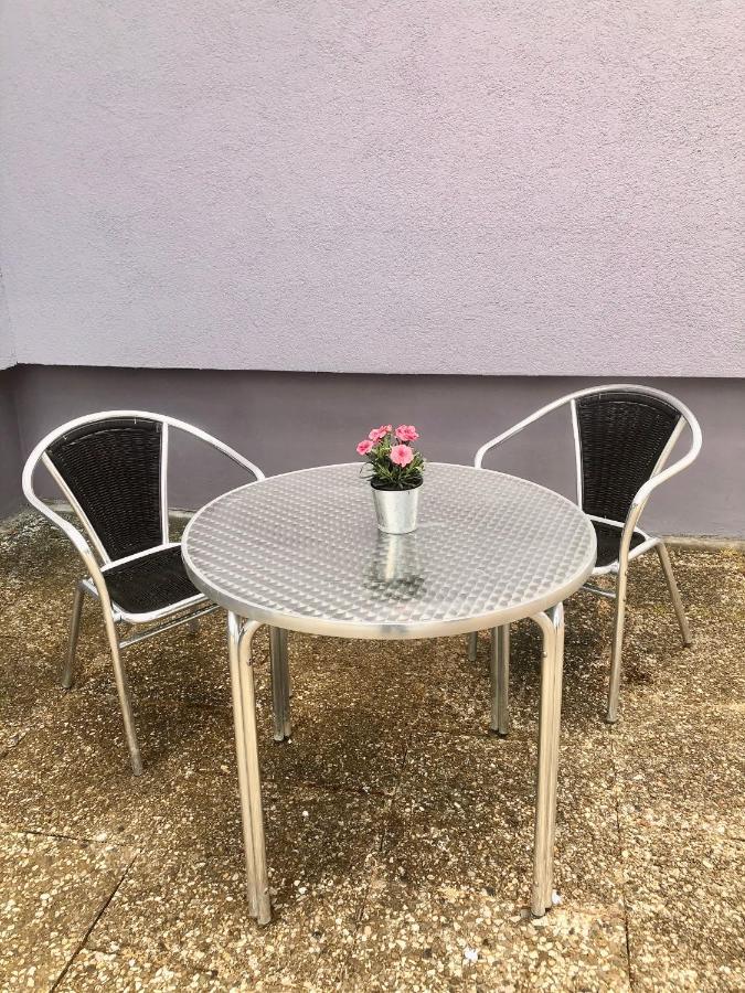 Modernes Zimmer Mit Kuechenzeile Und Bad Denkte Eksteriør bilde